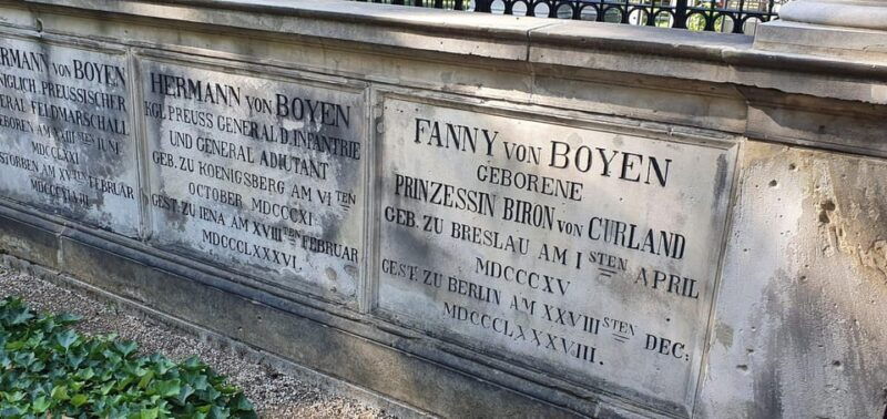 berlin-tour-through-the-invalids-cemetery