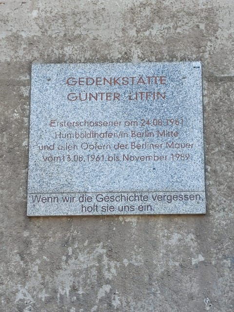 berlin-tour-through-the-invalids-cemetery