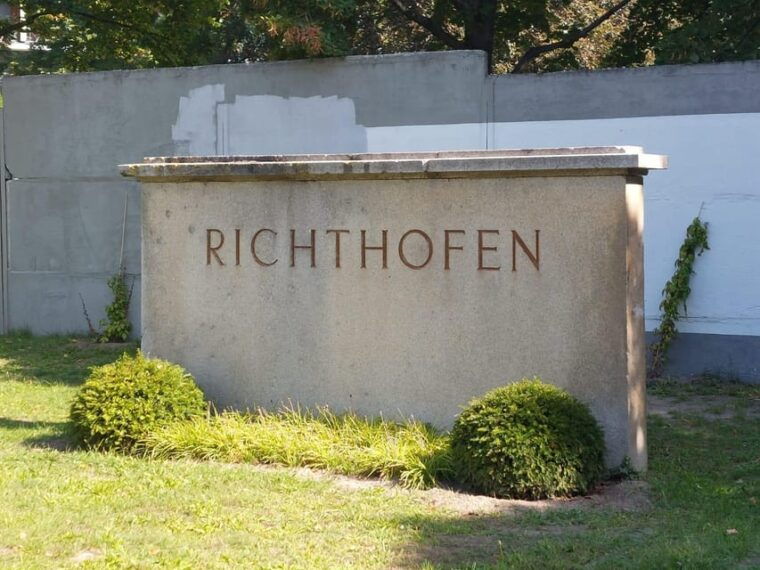 berlin-tour-through-the-invalids-cemetery