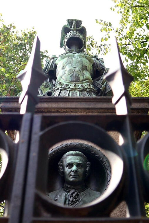 berlin-tour-through-the-invalids-cemetery