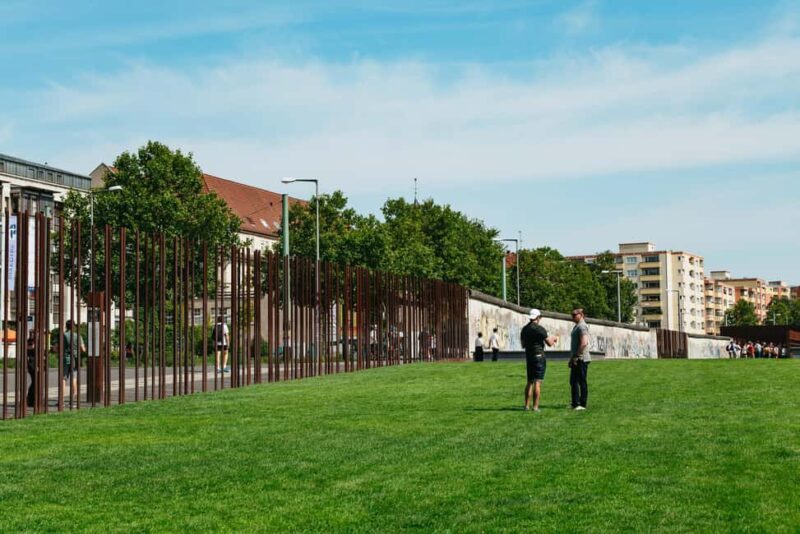 Berlin: Wall Tour  Fates, Love Stories, and Heroes - Key Points