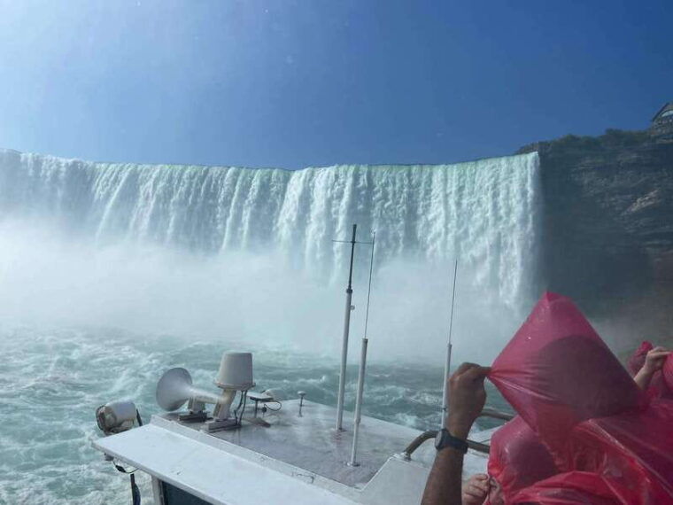 best-niagara-falls-guided-tour-behind-the-falls-boat-ride-2