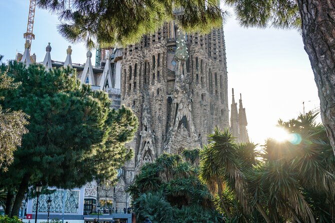 best-of-barcelona-sagrada-familia-park-guell-montjuic-gothic