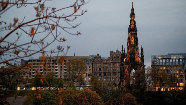 best-of-edinburgh-walking-tour-3-hours-small-group-max-10