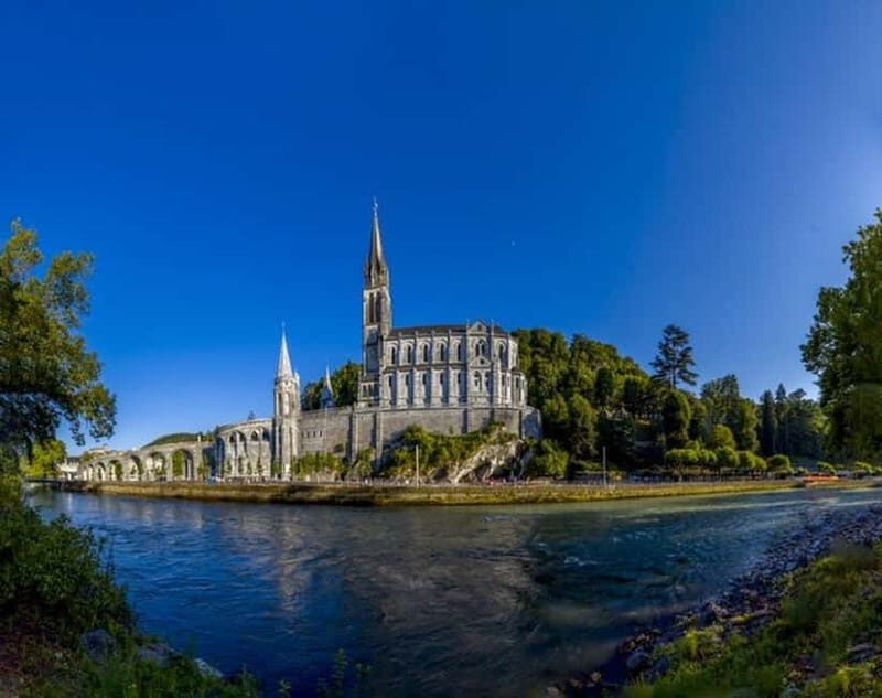 Biarritz: Visit to the Sanctuary of Lourdes in small group - Arrival at Lourdes: The Religious Heart of France