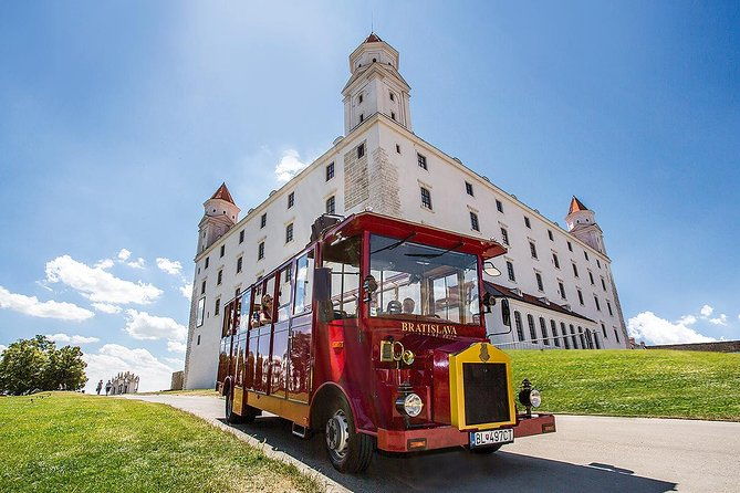 big-castle-tour-in-bratislava-by-presporacik-sightseeing-vehicle