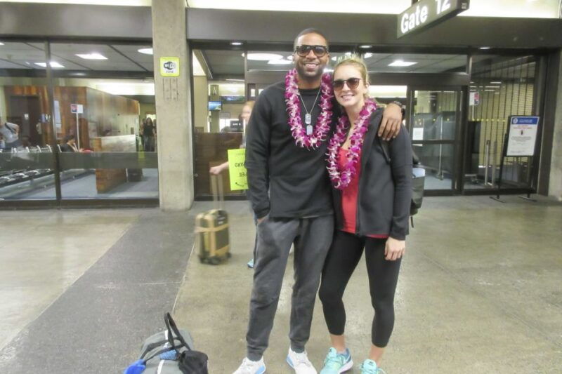 big-island-kona-airport-honeymoon-lei-greeting
