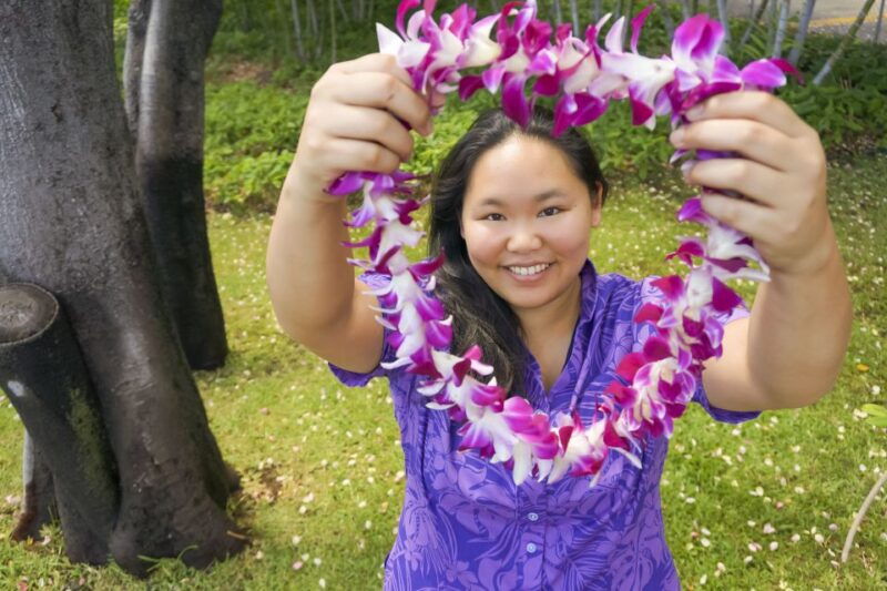 big-island-kona-airport-honeymoon-lei-greeting