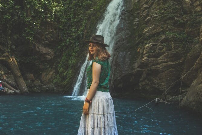 bijagual-waterfall-horse-back-riding