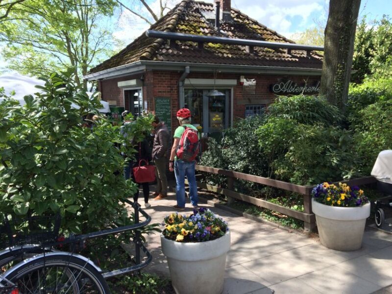 Bike tour around the Alster - Celebs, water, and nature - Who Will Love This Tour?