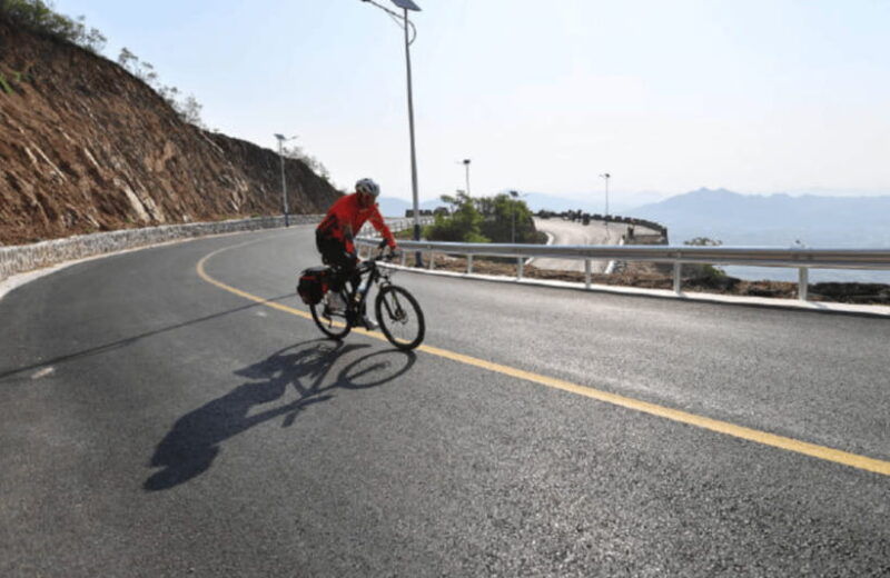 biking-tourguide-visit-lijiang-baisha-village-market-park