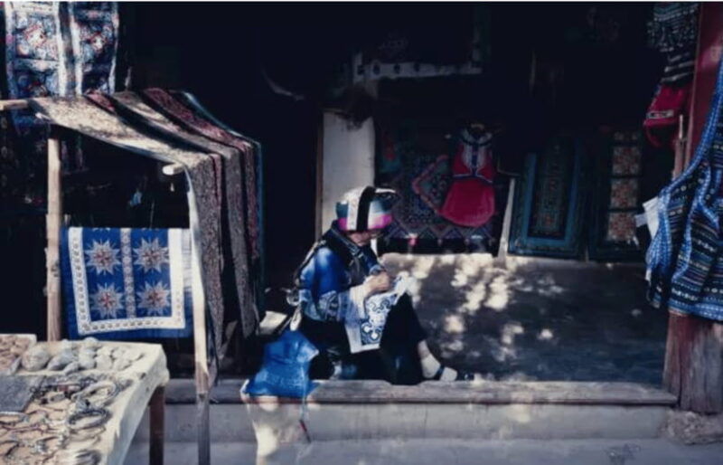 biking-tourguide-visit-lijiang-baisha-village-market-park