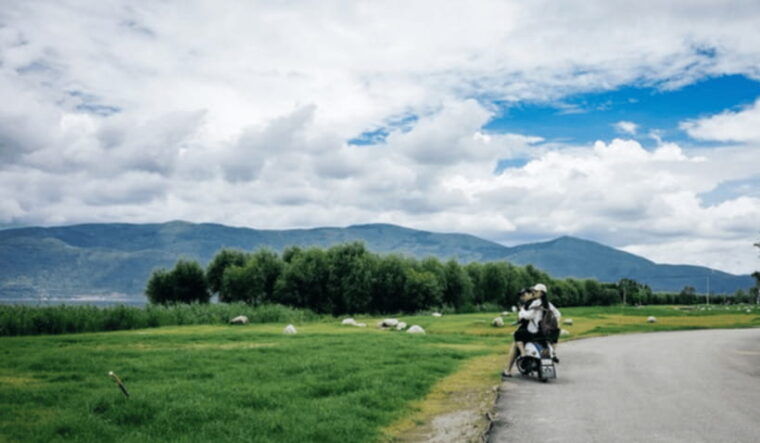 biking-tourguide-visit-lijiang-baisha-village-market-park
