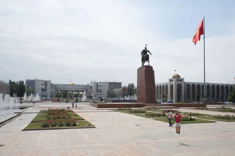 Bishkek: City walking Tour with Optional Bazaar Visit - Vladimir Lenin Statue: Reflecting Soviet Heritage