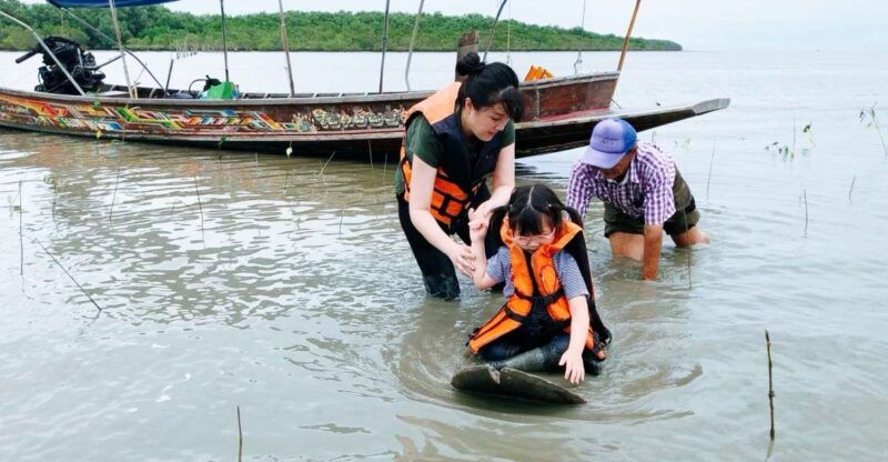 bkk-meet-monkey-mangrove-forest-seafood-market-private