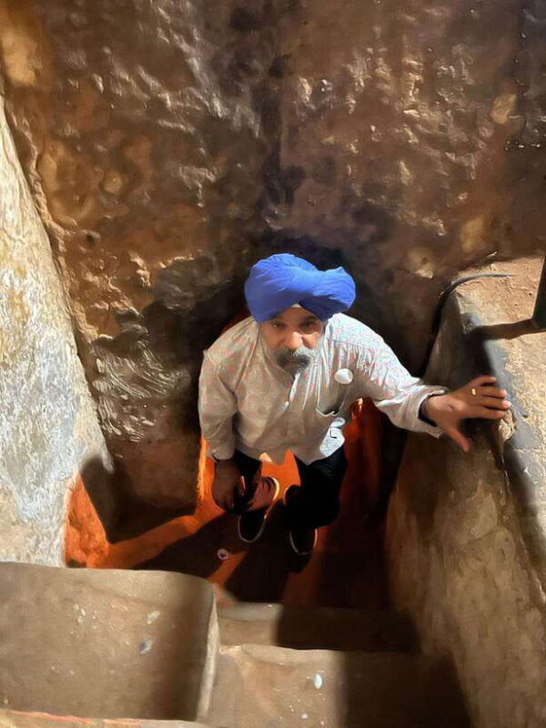 black-virgin-mountain-cu-chi-cao-dai-with-female-guide