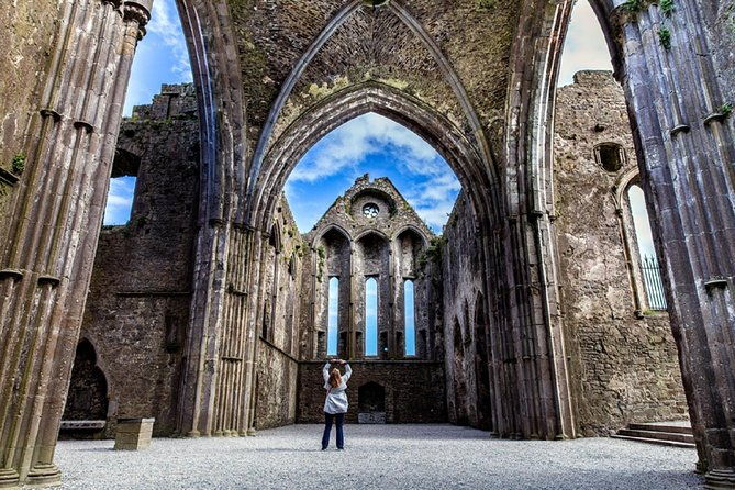 blarney-rock-of-cashel-cahir-castles-day-tour-from-dublin