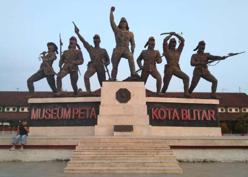 Blitar: Guided City Tour with Cycling and Toy Painting - Key Points