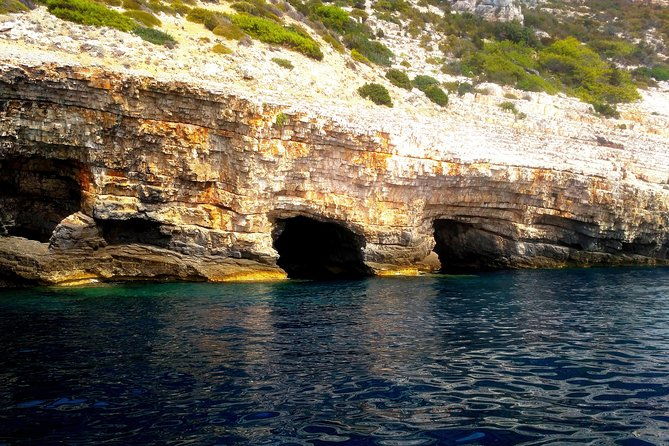 blue-cave-hvar-five-islands-private-speedboat-tour
