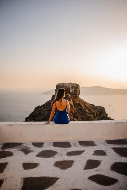 blue-domes-in-oia-village-photo-shoot-in-santorini-island