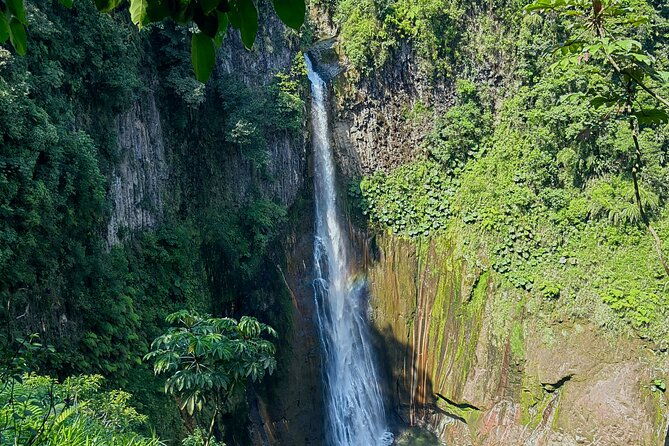 blue-falls-and-catarata-toro-hiking-tour