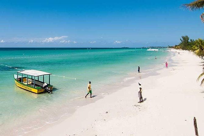 blue-hole-mineral-spring-ricks-cafe-7-mile-beach-and-shopping-private-tour