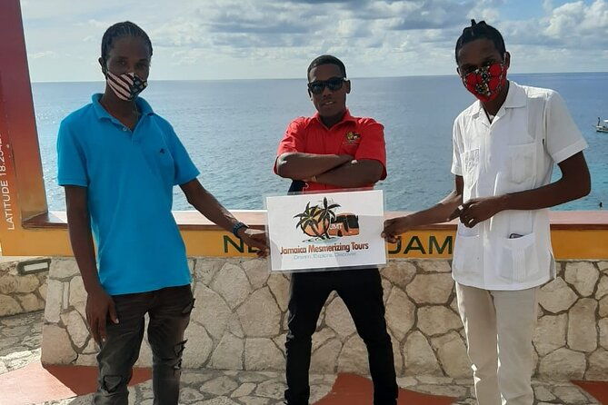 blue-hole-mineral-spring-seven-mile-beach-ricks-cafe-shopping-private-tour