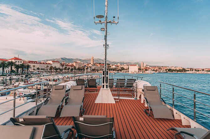 blue-lagoon-shipwreck-maslinica-from-split-with-lunch-drinks