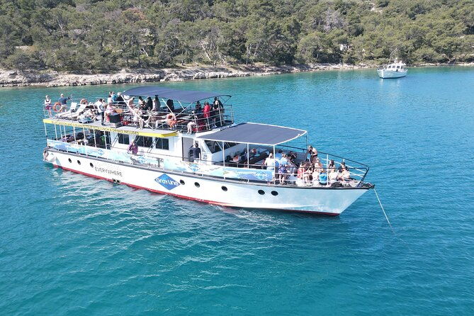 blue-lagoon-shipwreck-solta-cruise-with-lunch-unlimited-drinks-from-split