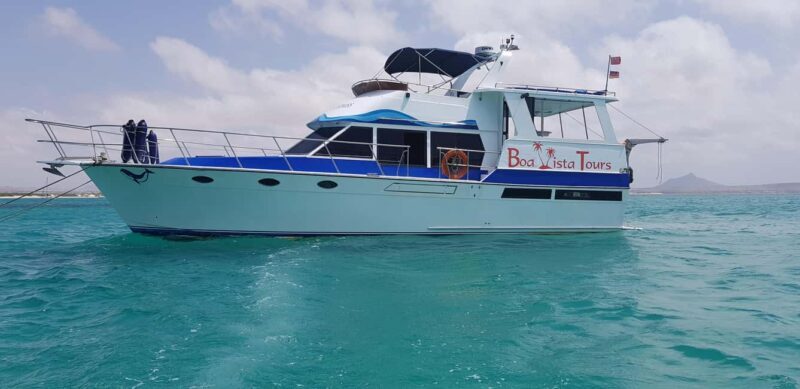 Boa Vista: Motoryacht Trip with Fishing, Snorkel, Beach BBQ - Key Points