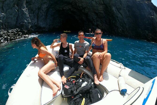 boat-excursion-to-visit-underwater-lava-tongues