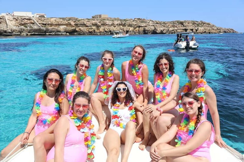 Boat excursion with bachelorette and bachelor party - Key Points