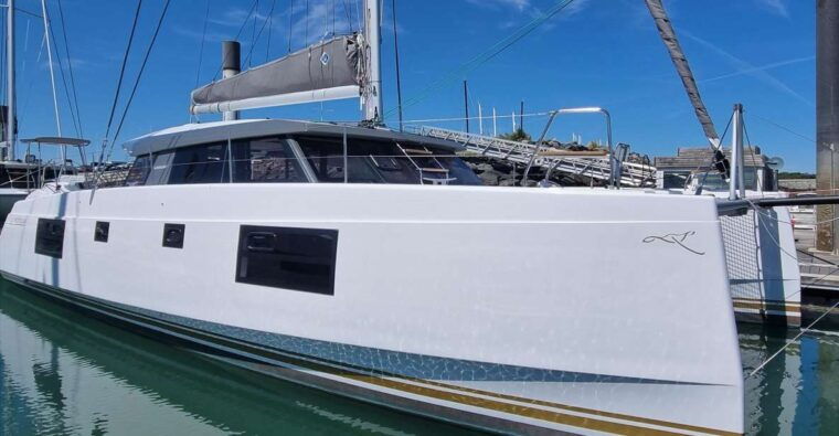 boat-in-algarve-luxury-catamaran-lagos
