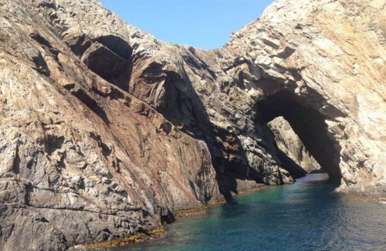 boat-through-cap-de-creus-and-port-lligat-visit-cadaques