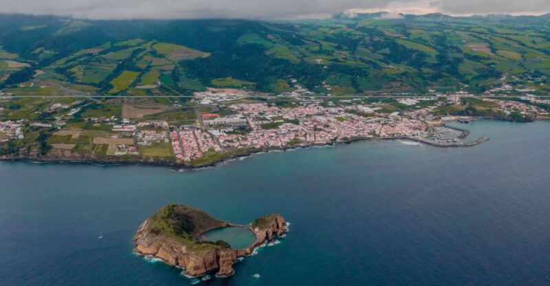 boat-tour-around-vila-franca-do-campo-islet-in-azores