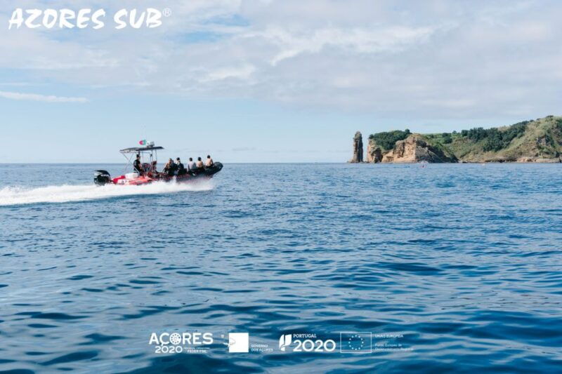 boat-tour-around-vila-franca-do-campo-islet-in-azores