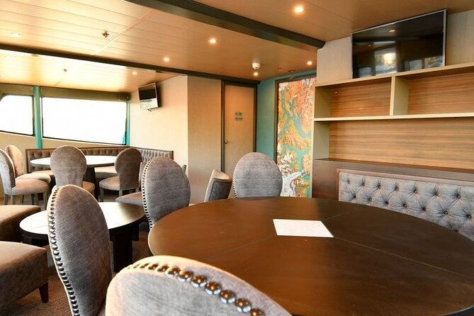 boat-tour-at-premium-lounge-vip-glaciares-gourmet-pick-up