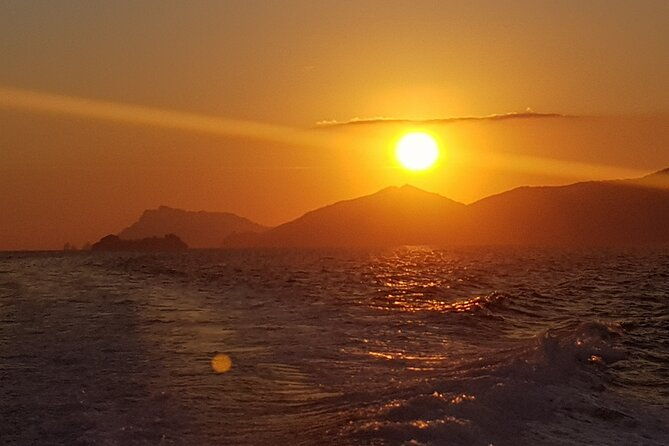boat-tour-at-sunset-on-the-amalfi-coast