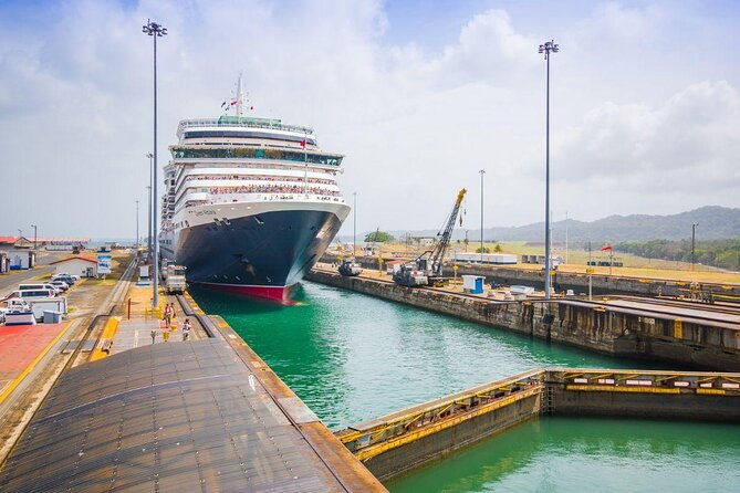 boat-tour-in-the-panama-canal-to-monkeys-and-sloths-islands