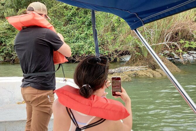boat-tour-in-the-panama-canal-to-monkeys-and-sloths-islands
