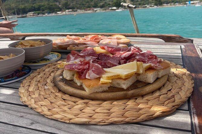 boat-tour-of-the-devils-saddle-with-swimming-and-aperitif-stops