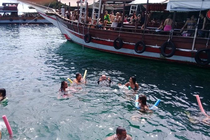 boat-tours-to-tropical-islands