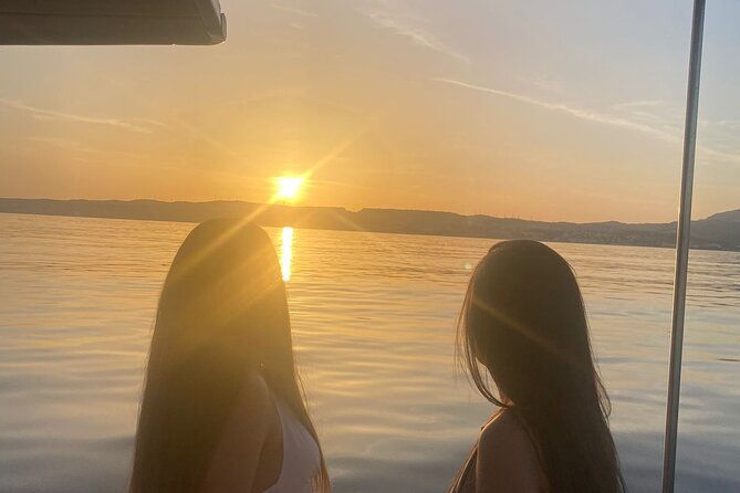 boat-trip-at-sunset-cava-snacks
