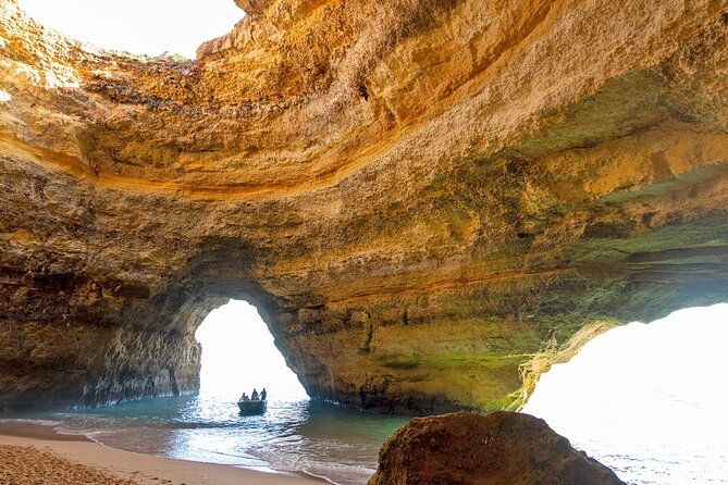 boat-trip-through-the-15-caves-of-benagil