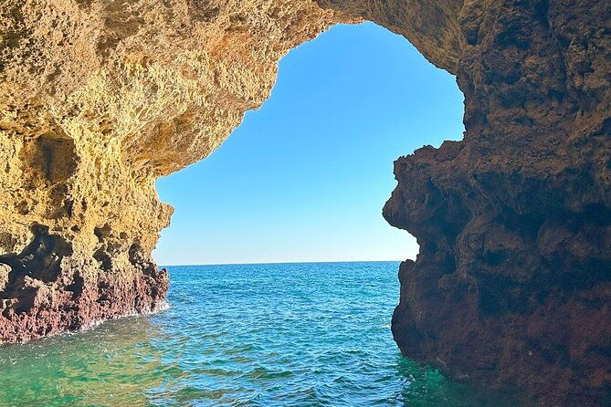boat-trip-through-the-15-caves-of-benagil