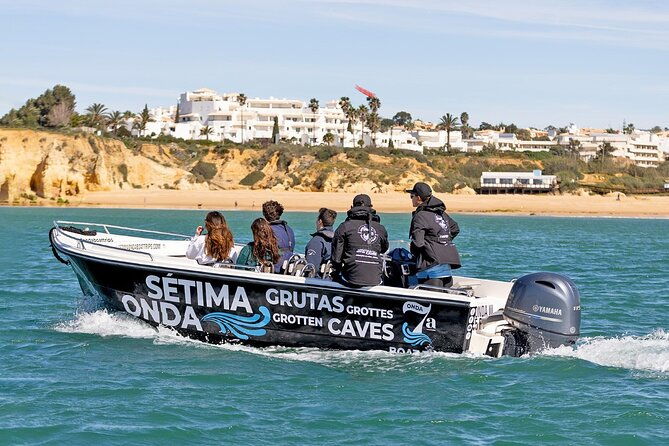boat-trip-through-the-15-caves-of-benagil