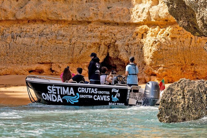 boat-trip-through-the-15-caves-of-benagil