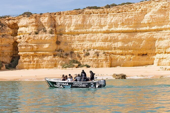 boat-trip-through-the-15-caves-of-benagil