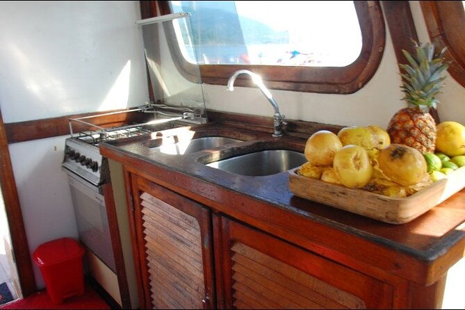 boat-trip-through-the-bay-of-paraty