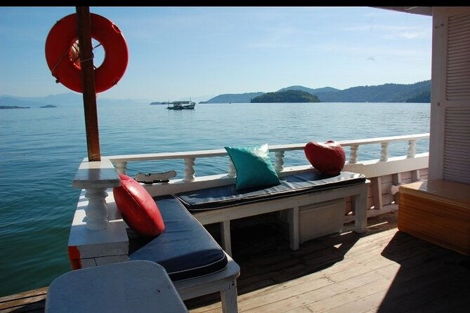 boat-trip-through-the-bay-of-paraty